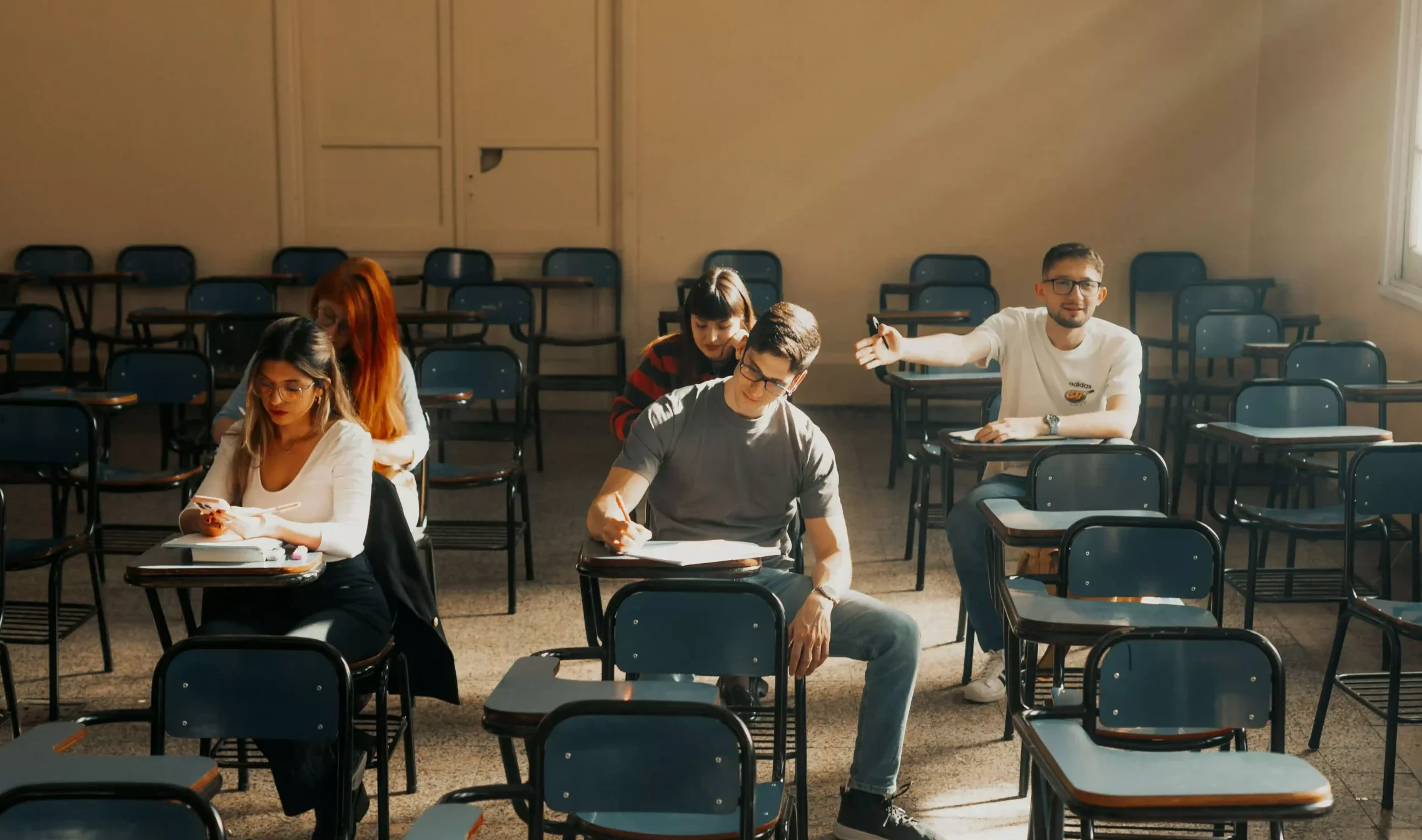 Estudiante universitario mexicano revisando sus opciones de carrera