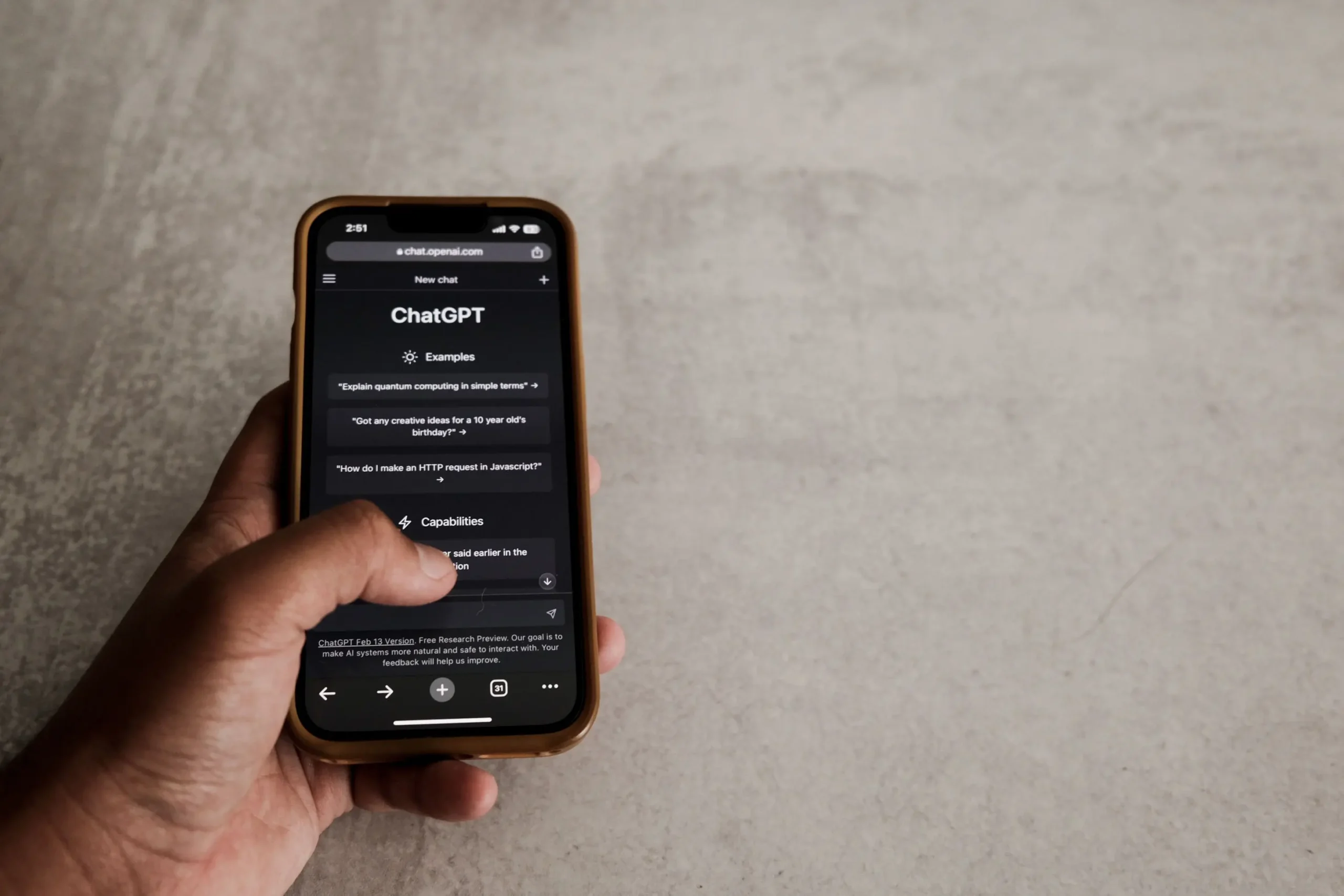 Joven mexicano usando una app de inteligencia artificial en su celular