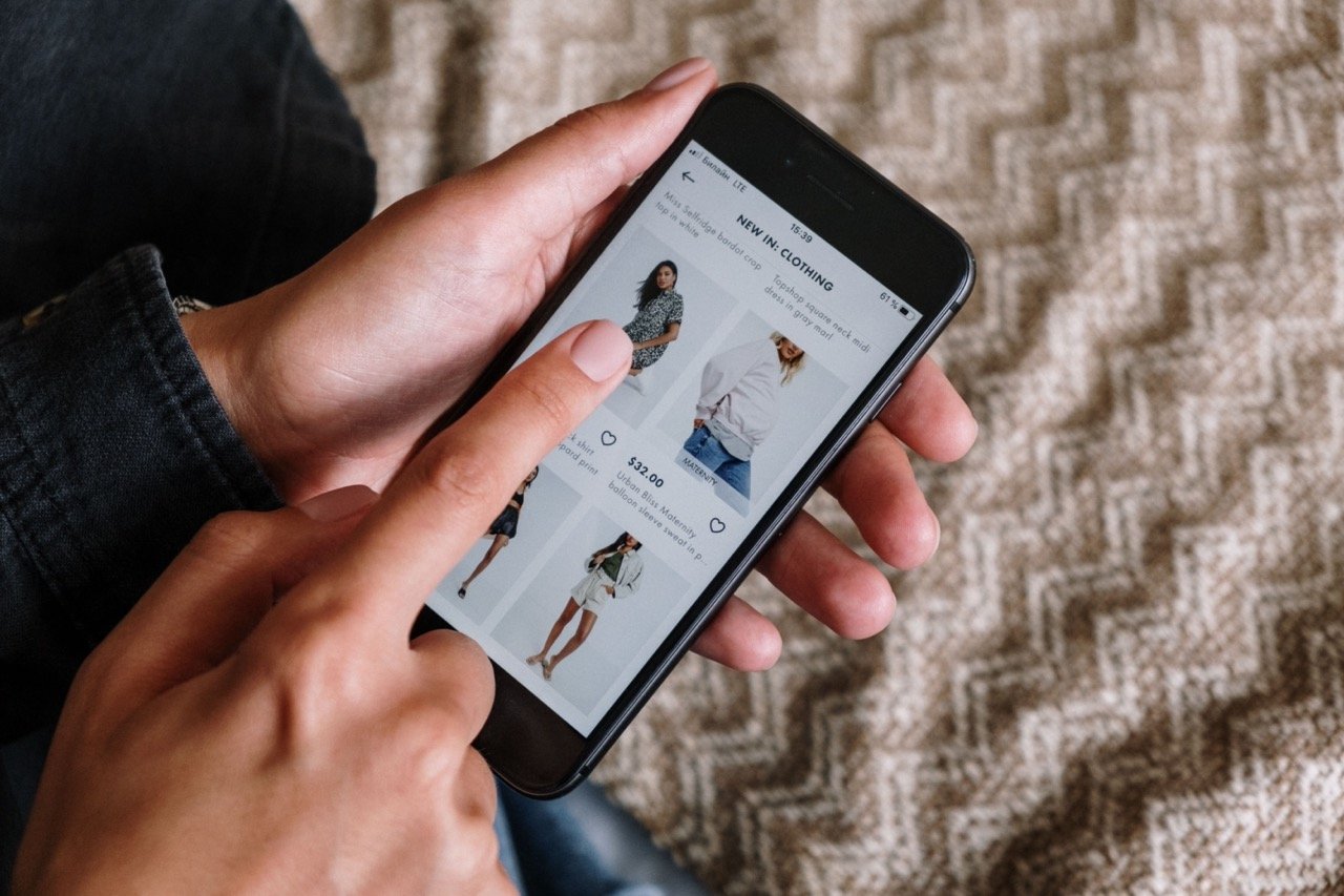 Joven universitaria comprando desde una red social en su celular