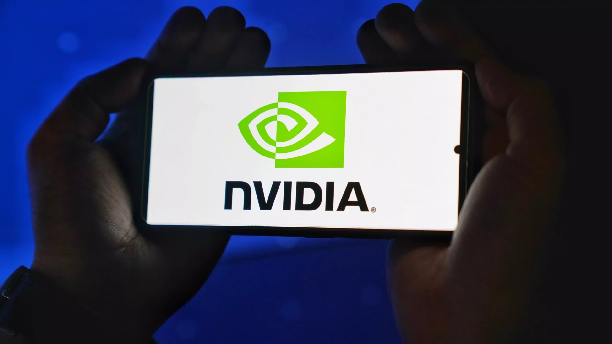 NVIDIA llega a México con su AI Day: lo que te conviene Jóvenes asistentes toman notas frente a un escenario durante una conferencia de inteligencia artificial