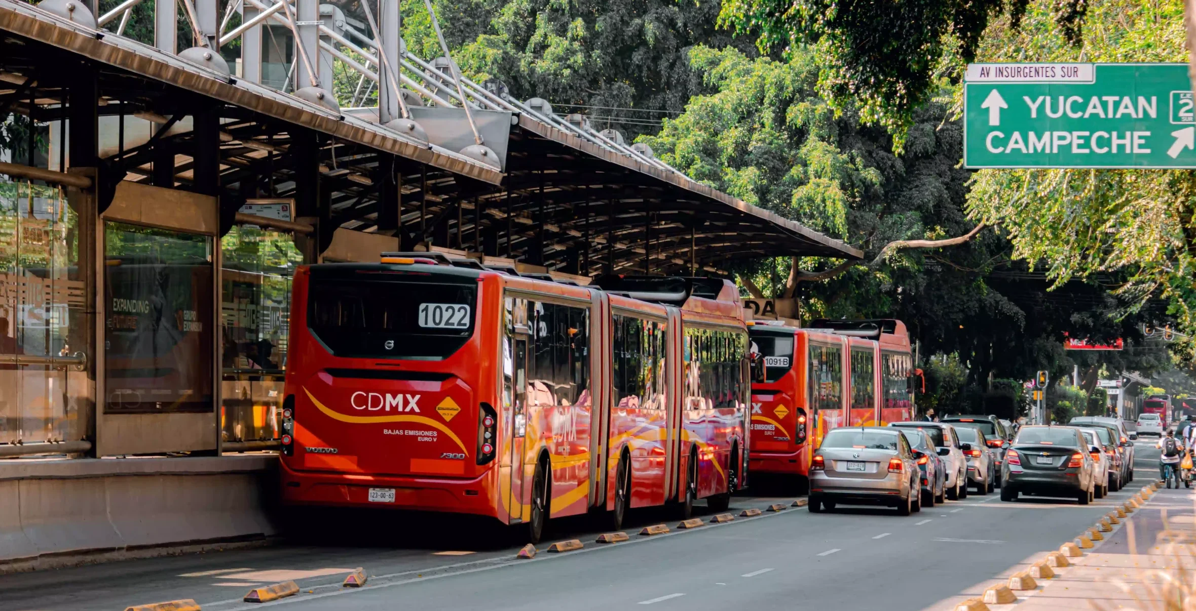 Estudiante universitaria sube a un autobús urbano con su mochila camino a clases.
