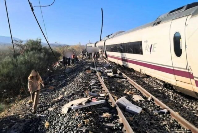 Operativo de auxilio y peritajes en Urda Toledo tras el accidente ferroviario con 68 fallecidos y 77 heridos.