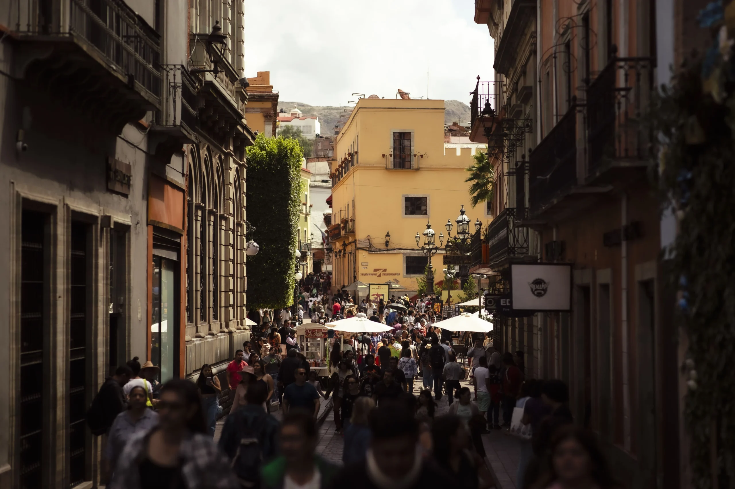 Callejón de Guanajuato lleno de visitantes durante el Festival Internacional Cervantino.
