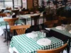 El piso de venta no perdona: por qué abrir una sucursal sin flujo garantizado devora el margen Salón de restaurante familiar con comensales en sobremesa y área de juegos infantiles al fondo