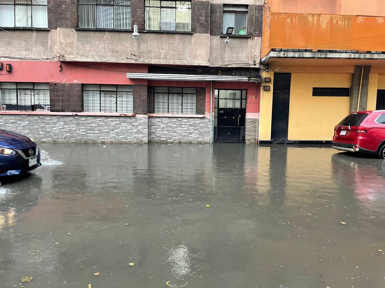 Lluvias en octubre 2026: hasta cuándo y qué estados Personas caminando con paraguas bajo la lluvia en una avenida de la Ciudad de México