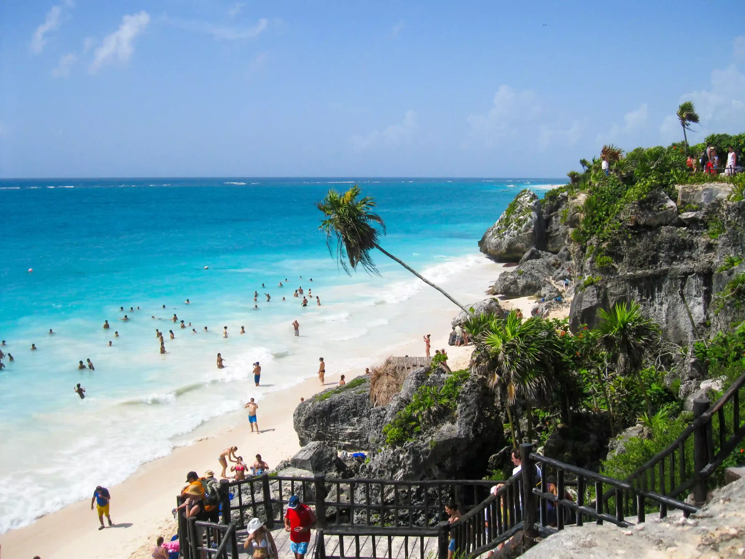 Templo del Dios del Viento sobre el acantilado de la zona arqueológica de Tulum, con el mar Caribe al fondo.