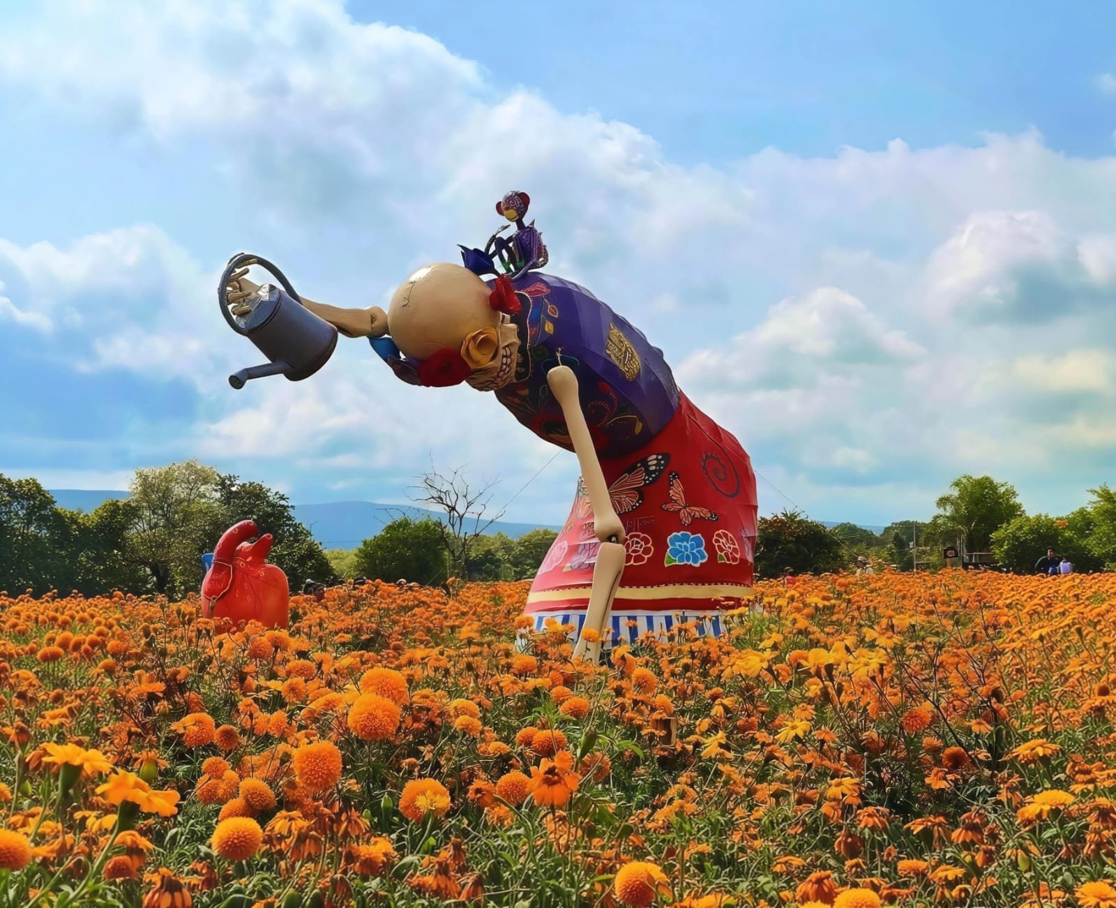 Atlixco 2026: catrinas gigantes cerca de CDMX Catrina monumental de cartonería en una plaza de Atlixco, Puebla, rodeada de flores de cempasúchil